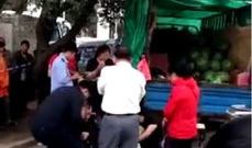 吃瓜爆料女人打架视频播放,吃瓜群众目睹女子激烈打架现场，视频播放引发热议